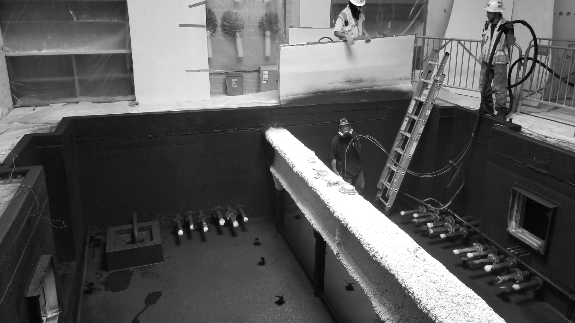 Aplicación de WetSuit en una estructura diseñada para contener agua
