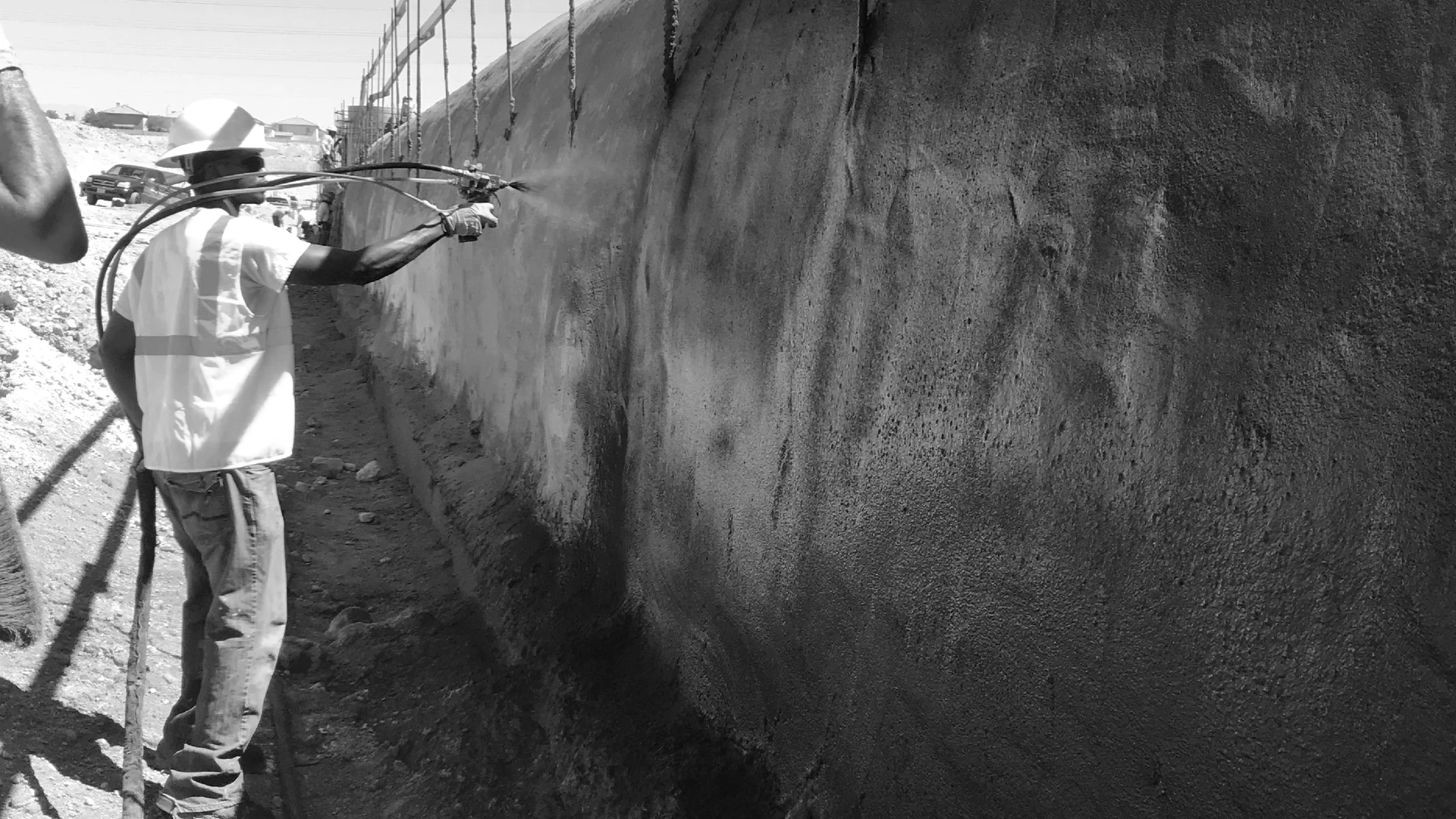 Aplicación oficial de WetSuit sobre un muro de concreto